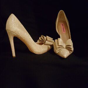 Betsy Johnson, Size 6.5, Gold